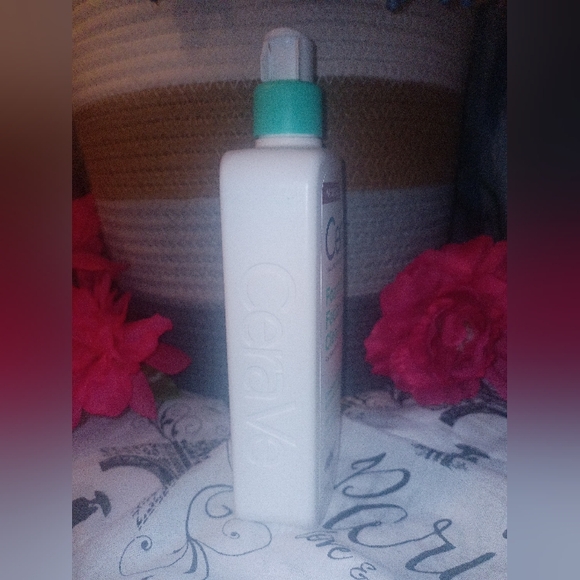 **NEW** CeraVe (foaming facial cleanser) - Picture 2 of 9